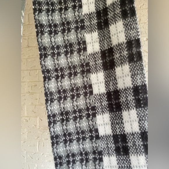 Charlie Paige Gray and White Knit Scarf - Picture 4 of 5